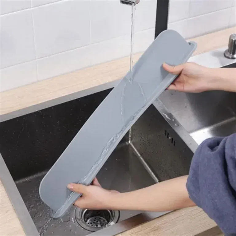 Silicone Sink Splash Guard With Suction – Flexible Water Splash Stopper for Kitchen & Bathroom Faucets, Countertops & Cleaning Protection (Random Color)